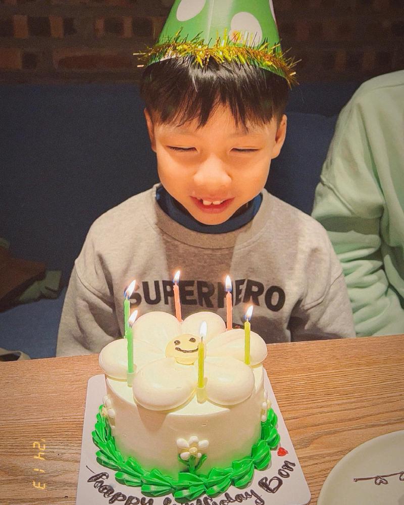 8 tuổi, động lực mỗi ngày của bố mà ăn không biết bao nhiêu đòn roi ngoài bánh ngọt và Starbucks :v