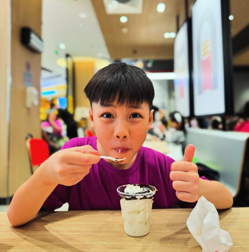 Tỉ năm mới được ăn kem, nó ăn nửa cốc xong quay qua đưa bố rồi bảo ăn đủ rồi bố ăn đi, bố bảo ăn chung mà, nhà nghèo khổ thật :(