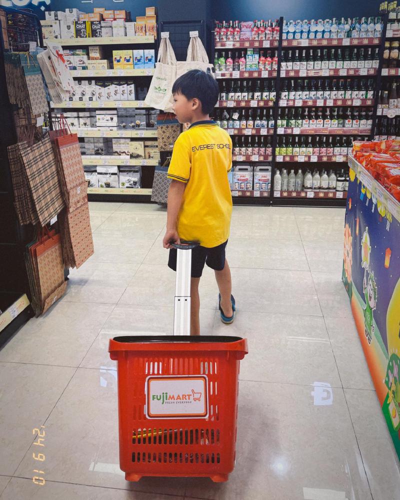 Mưa bão nhà mất điện, sợ ko có gì ăn lại phải cho nó đi mua đồ ăn tích trữ :v