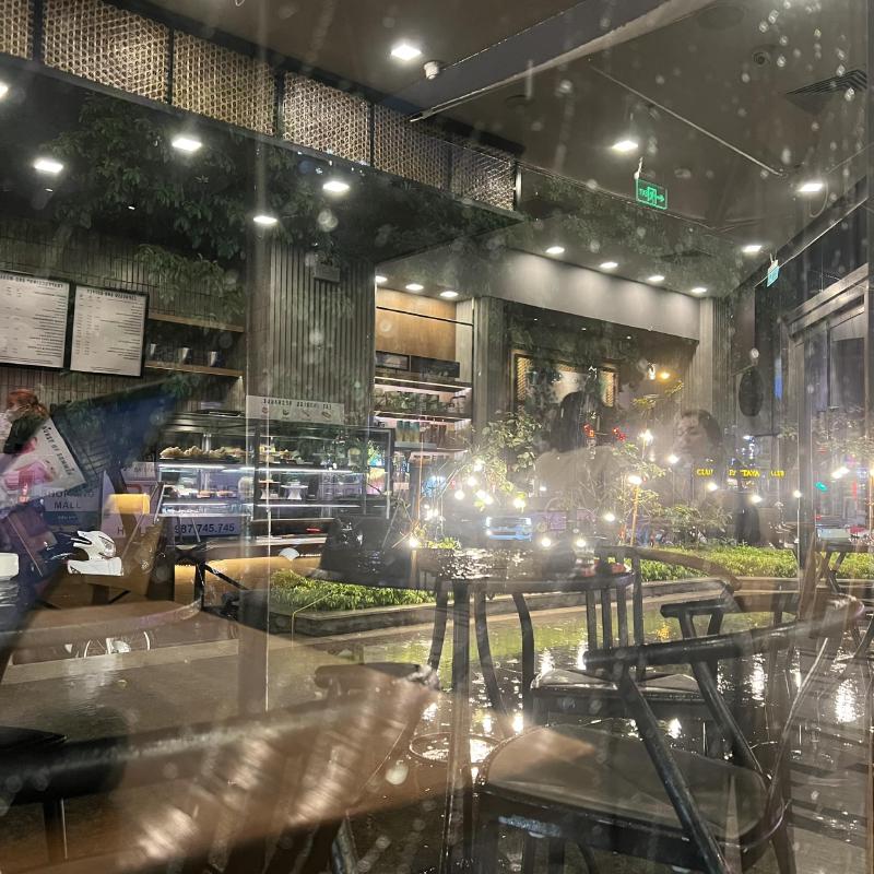 Ngồi mưa lại nhớ đến Something in the rain. “We could rule the room We could take on the world If you just get here soon I gotta be somebody's love”