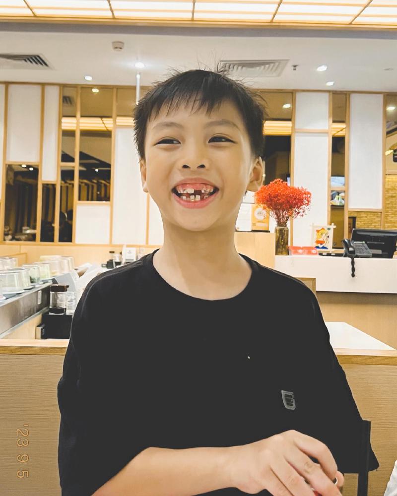 Thanh niên lần đầu tiên ăn lẩu băng chuyền, cười toe toét :v