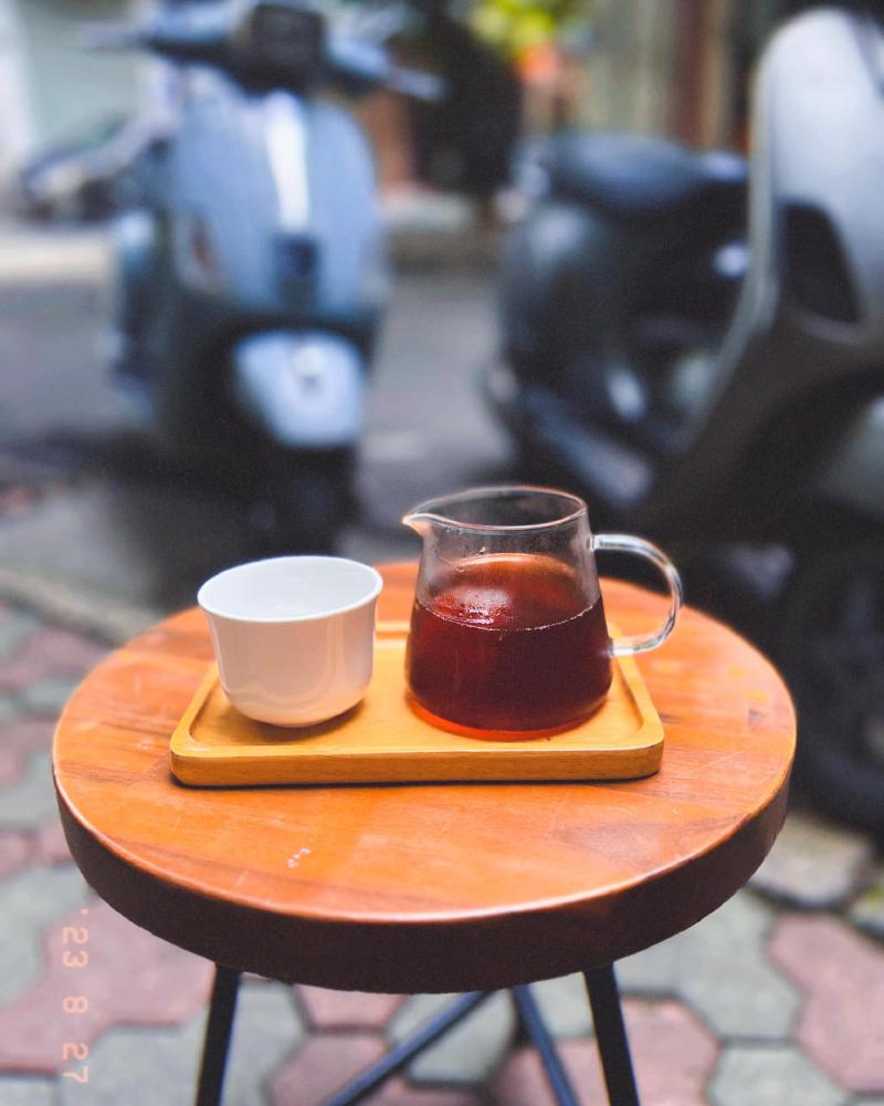 Kafeville, số lần ngồi đây chắc chưa đến 5 lần, lần nhất chắc cũng phải cách đây 2 năm, một trong số những quán hiếm hoi mặc dù trời nóng nhưng mình vẫn sẵn sàng ngồi ngoài.