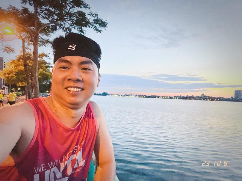 Như đã hứa, sau 3 năm lại chụp cái ảnh khi chạy qua em Tây, may mà trời tối không hiện rõ mất nếp nhăn của thời gian. Sau 3 năm thấy vẫn hạnh phúc vì vẫn túc tắc chạy được một cách thoải mái :)