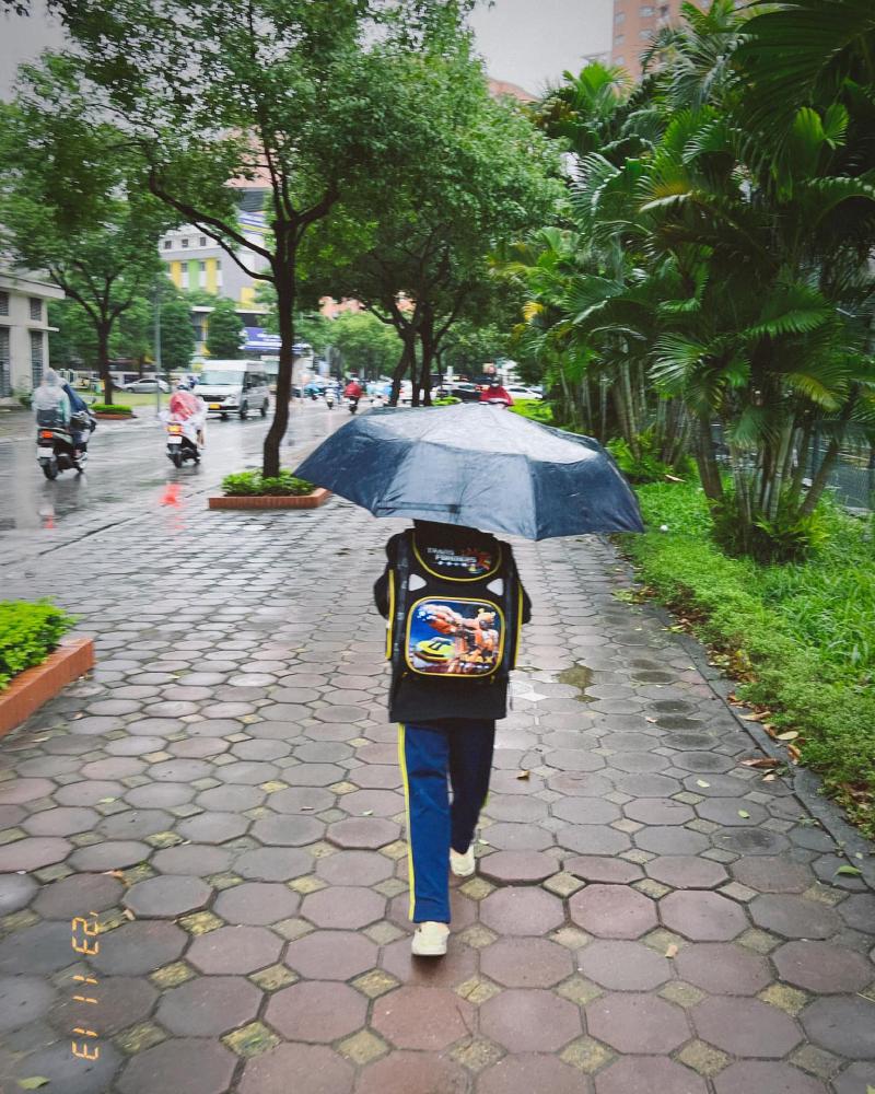 Mấy khi được trải nghiệm cầm ô đi học :D