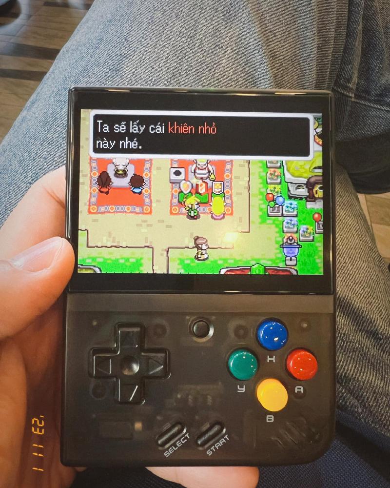 Có những thứ có thể nhìn thấy được rõ ràng hoặc cảm nhận được nó sẽ là như thế, như thể khi không chơi game này tầm gần 20 năm quên gần hết nhưng khi hỏi Zelda sẽ nhận món quà gì thì mình đã nghĩ ngay sẽ nhận chiếc khiên nhỏ 🙂 Flies with a broken wing, she's ever so graceful, so like an angel, But I see, tears flow quietly.