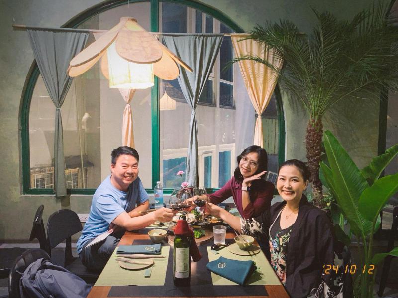 Kỉ niệm 20 năm bên nhao, đáng nhẽ năm ngoái thì số đẹp hơn mà có đứa đang yên đang lành bỏ hết mọi việc đi du học Hàn xẻng mãi đến giờ mới về. Mỗi năm gặp được 1 lần, đứa nào cũng bận, đứa thì cả ngày setup công ty mới, đứa thì deploy production đến gần giờ hẹn mới đi được, đứa thì 2 đứa ngồi ăn trước học xong tao đến =]] Anyway thì ngồi cùng các bạn bao giờ cũng vui và thoải mái :D