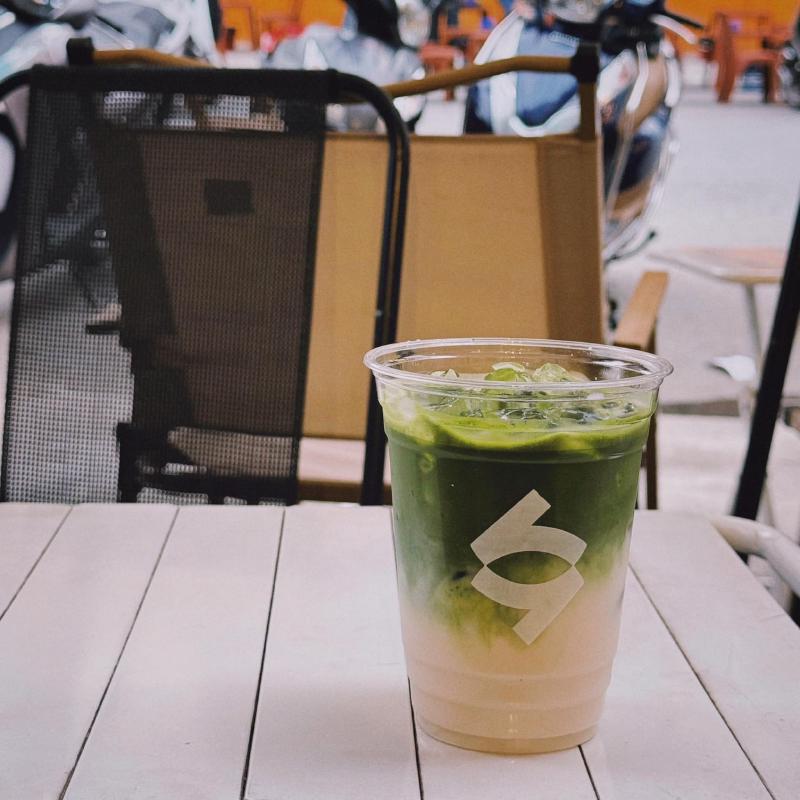 Khai xuân ở nhà RA. Matcha latte với oatmilk, hợp mồm, vị thì có vẻ là Isuzu, không biết có đúng không, cơ mà kệ đi, ngon là được. Croissant ra sau nước khá lâu nhưng làm mình khá bất ngờ, vỏ bánh ròn rụm mà nhân lại mềm, thơm lừng luôn, lần đầu ăn croissant mà thấy ngon vậy :D