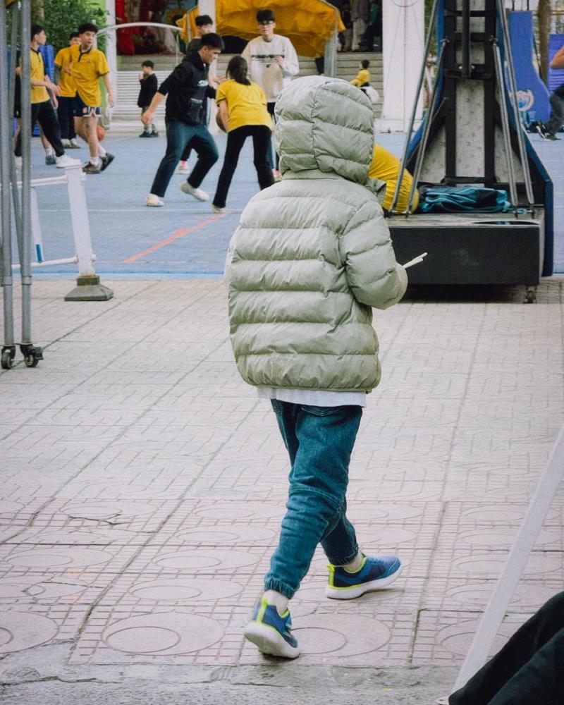 Anh thanh niên được cô giáo mừng tuổi 20k từ hôm qua, xin bố cho ăn bát mì trộn :v, mua xong không ngồi canteen mà bảo ra chỗ khác ăn. Đúng là con trai tôi rồi, ăn uống cũng phải chill, ngắm cá koi luôn @@