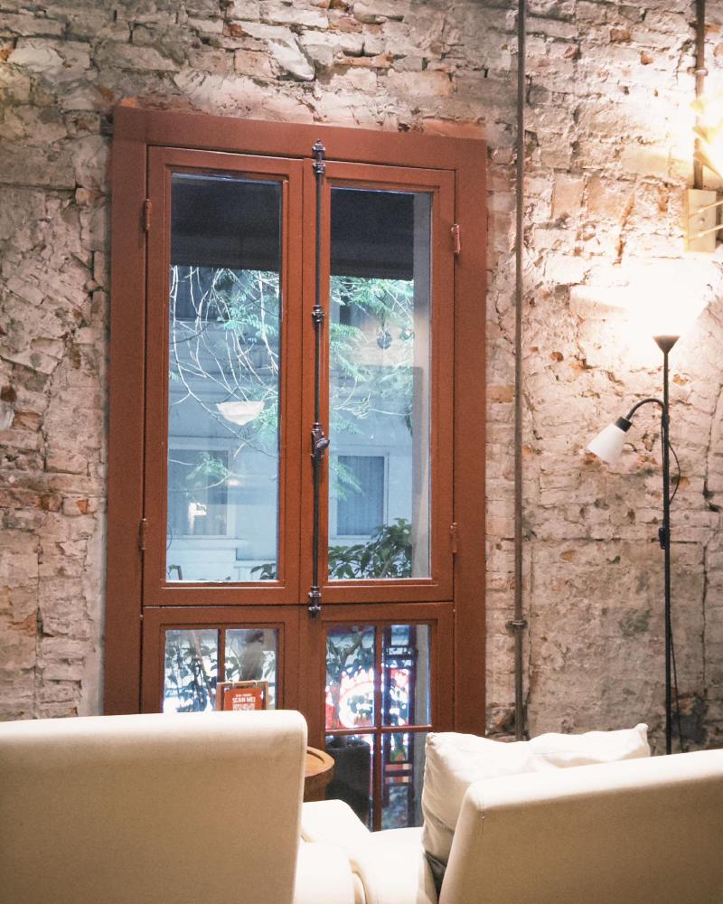 9 điểm không gian mà âm điểm đồ uống, chả hiểu đánh sữa kiểu gì mà bọt to vchg, chưa kể bê lên thấy tràn mợ nó ra cả đĩa, salted caramel mà mùi cứ dị dị =]]