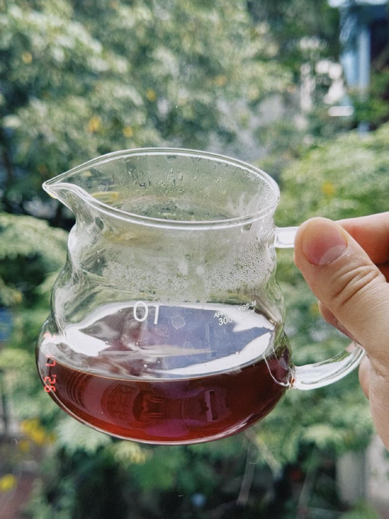 Chúc mừng năm mới bằng bình pour đầu tiên. Yunnam Jasmine 3.0 từ nhà Aokka, hương hoa nhài phảng phất với hương trà xanh, hậu vị ngọt ngào. Năm mới cứ nhiều hoa thơm trái ngọt là được nhể :) p.s: đầu xuân năm mới đã recovery được account cũ :))