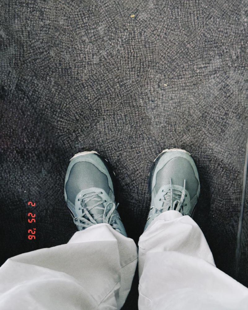 Asics Gel Venture 10, trời mưa lấy giày trail ra đi thì quá hạp, siêu bám đường, lên bus chỉ cần chỉnh trọng tâm là tự bám mặt sàn, dân tình thì trượt đi trượt lại :v